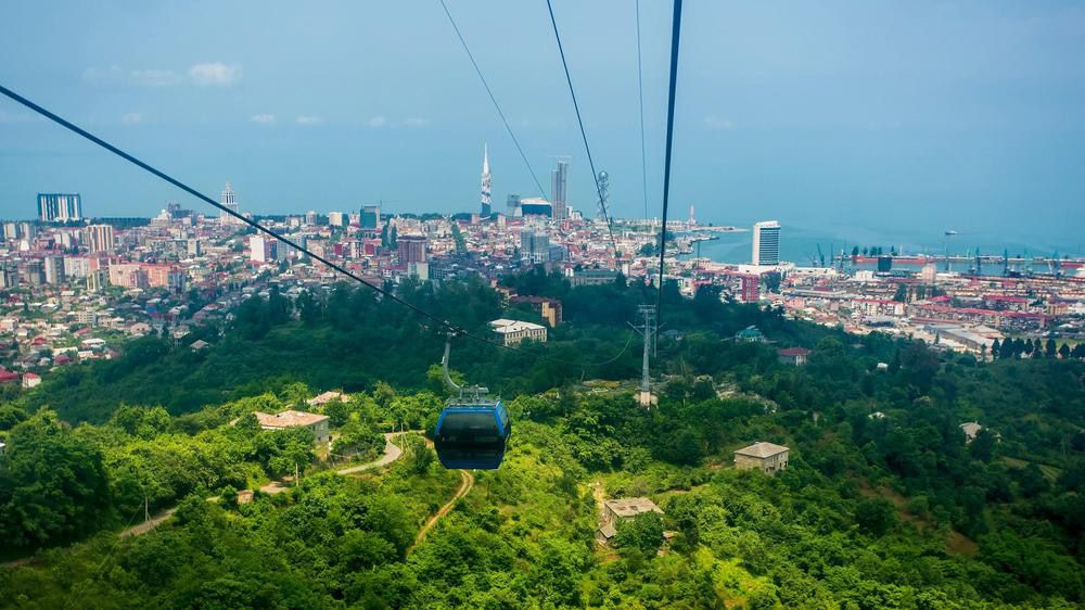Blick aus der Argo-Seilbahn über Batumi und das Meer