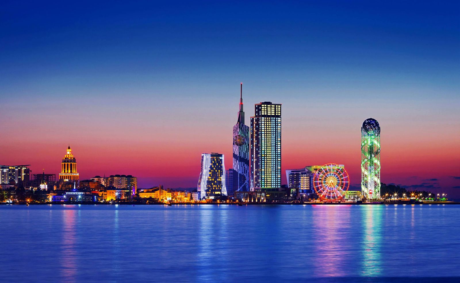 Skyline von Batumi bei Einbruch der Dunkelheit, vom Schwarzen Meer aus gesehen