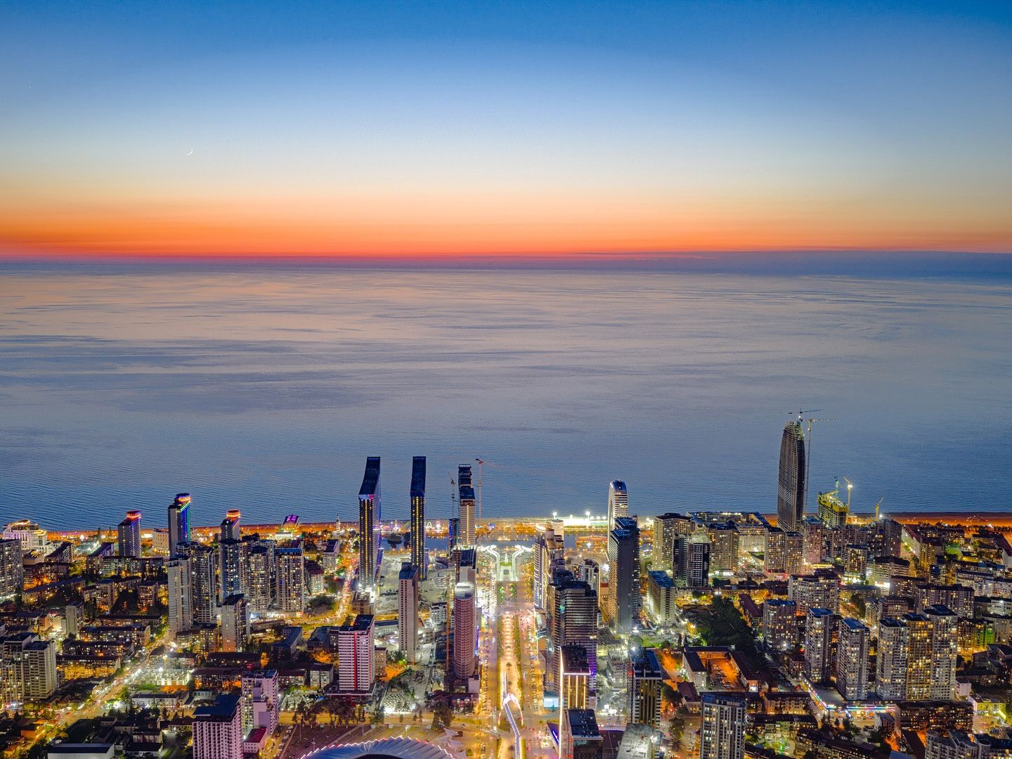 Blick über Batumi zum Schwarzen Meer in der Abenddämmerung